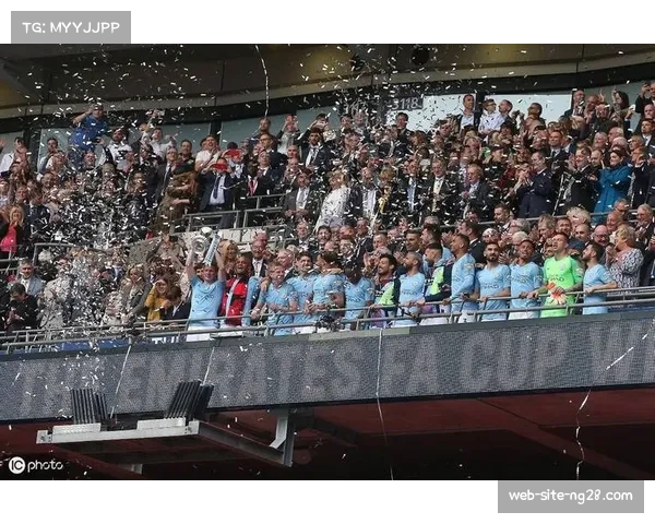 费耶诺德前场逼抢战术奏效，创造大量进攻机会破门